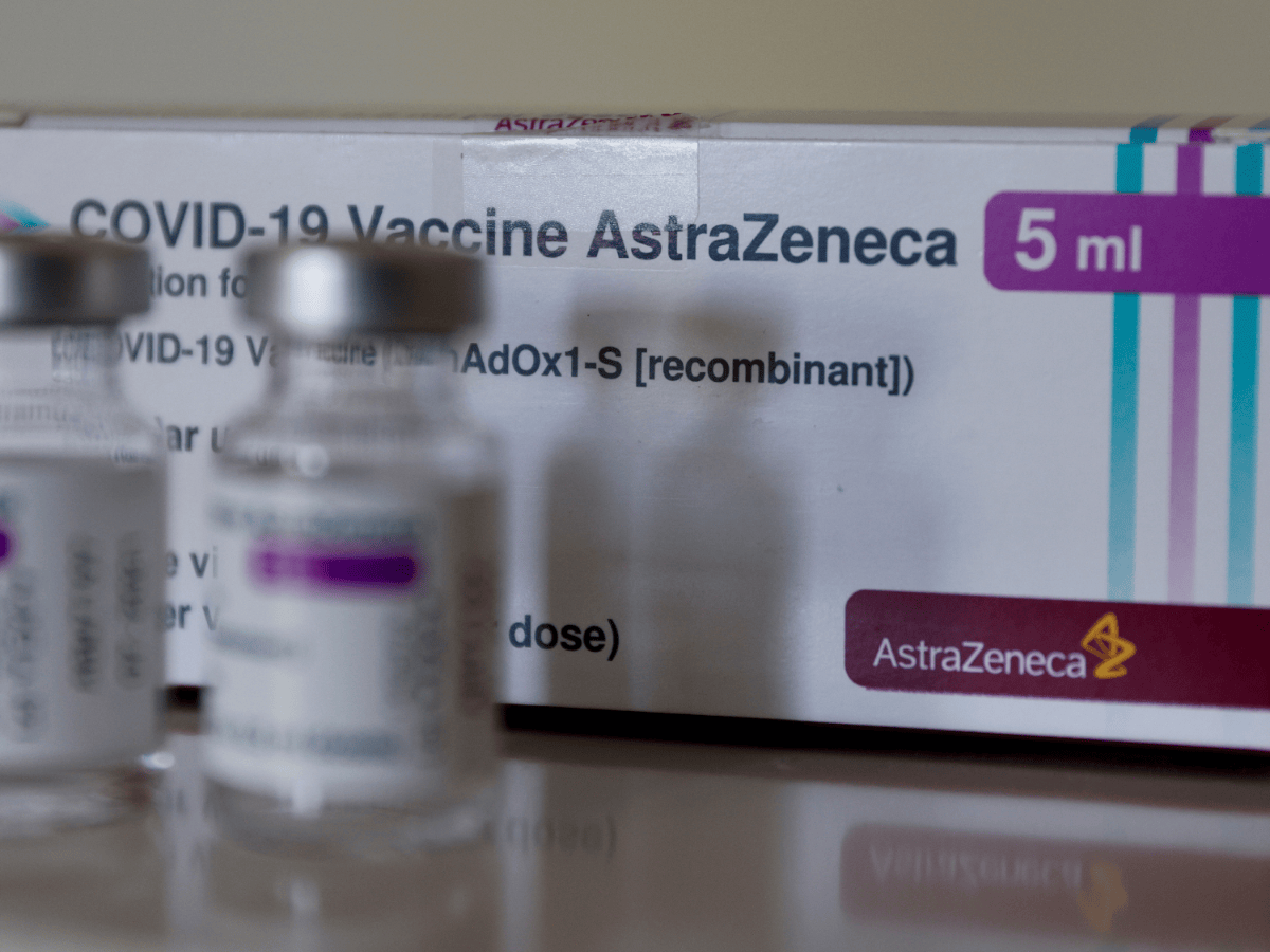 AstraZeneca admite que su vacuna COVID puede causar trombosis