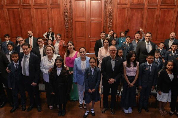 Entregan reconocimientos a miembros del Gabinete Infantil 2024