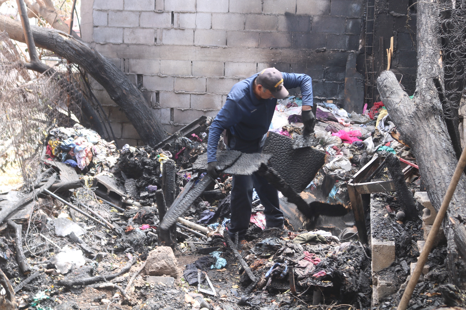 Retira Gobierno Municipal 1.9 toneladas de basura en casa quemada