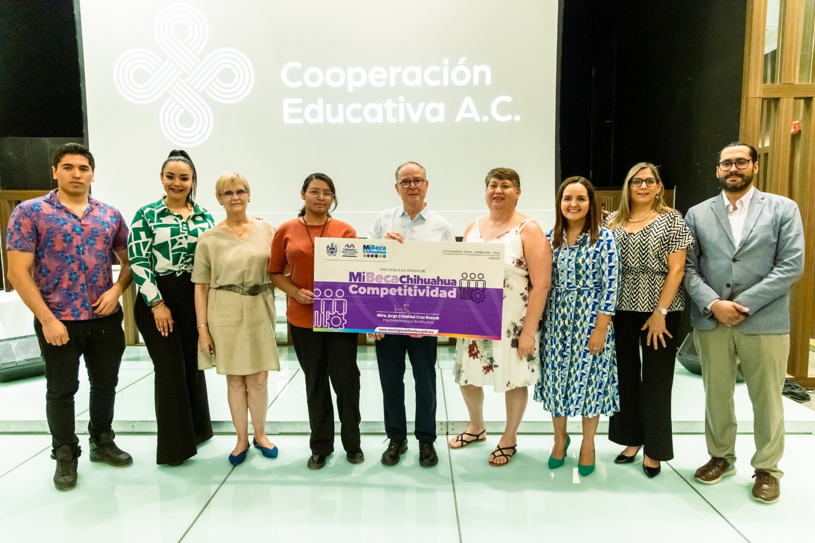 Entrega Alcalde “Mi Beca Chihuahua de Competitividad” a estudiantes beneficiarios