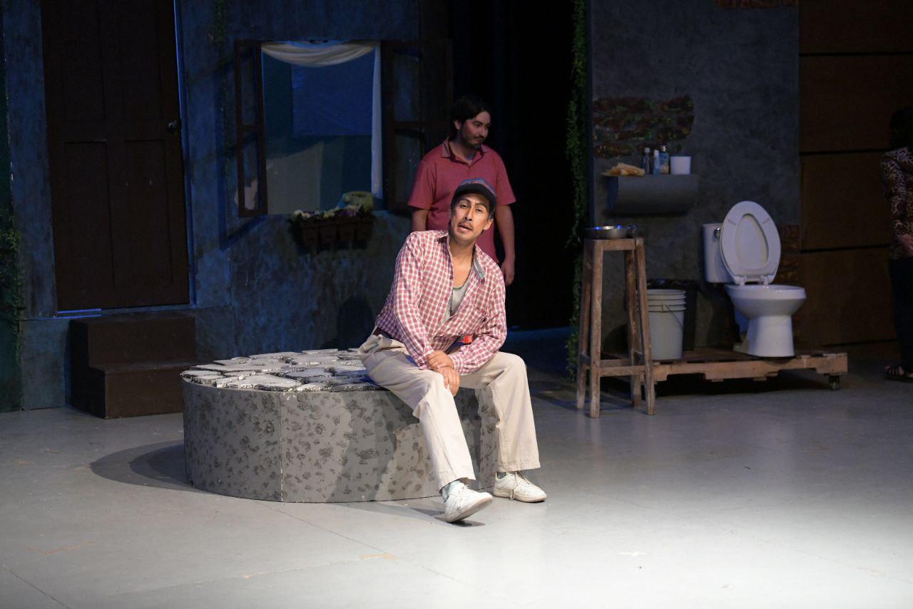 Alumnos de Artes presentan examen final con espectacular obra de teatro.
