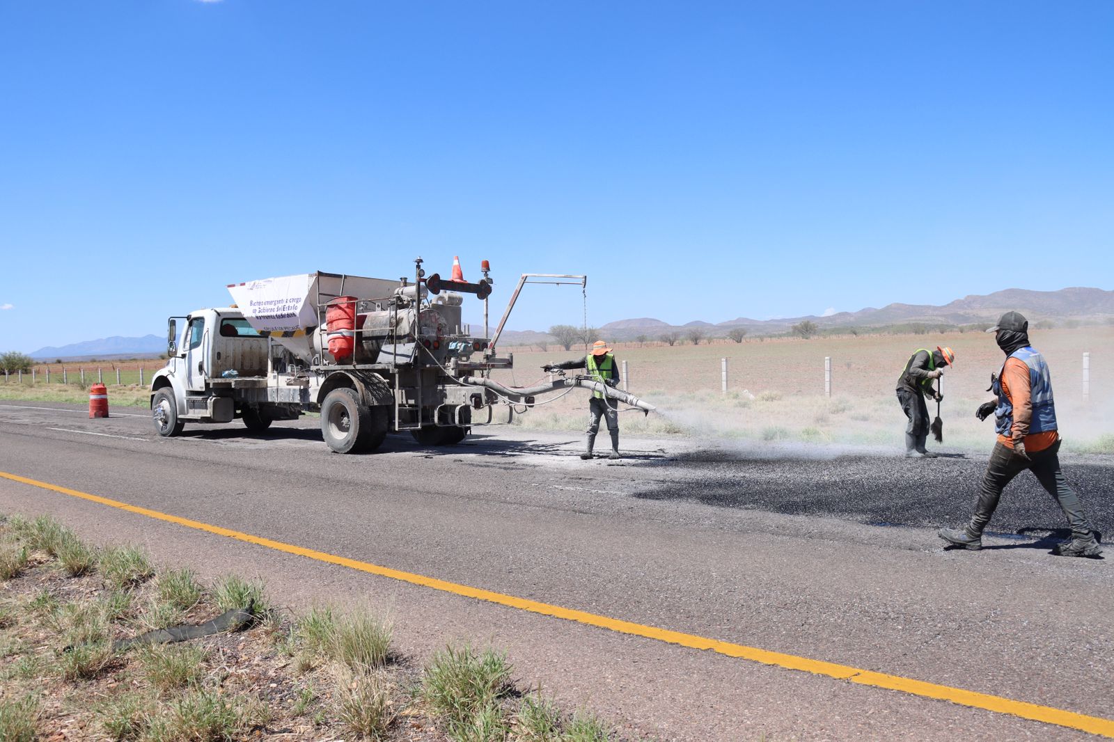 Repara Gobierno del Estado baches en la carretera federal Vía Corta a Parral.