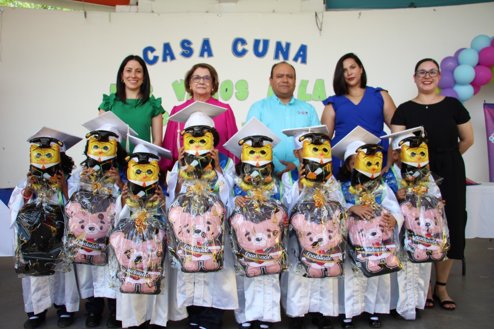 Reciben niñas y niños de la Casa Cuna del DIF Estatal diploma de graduación de preescolar