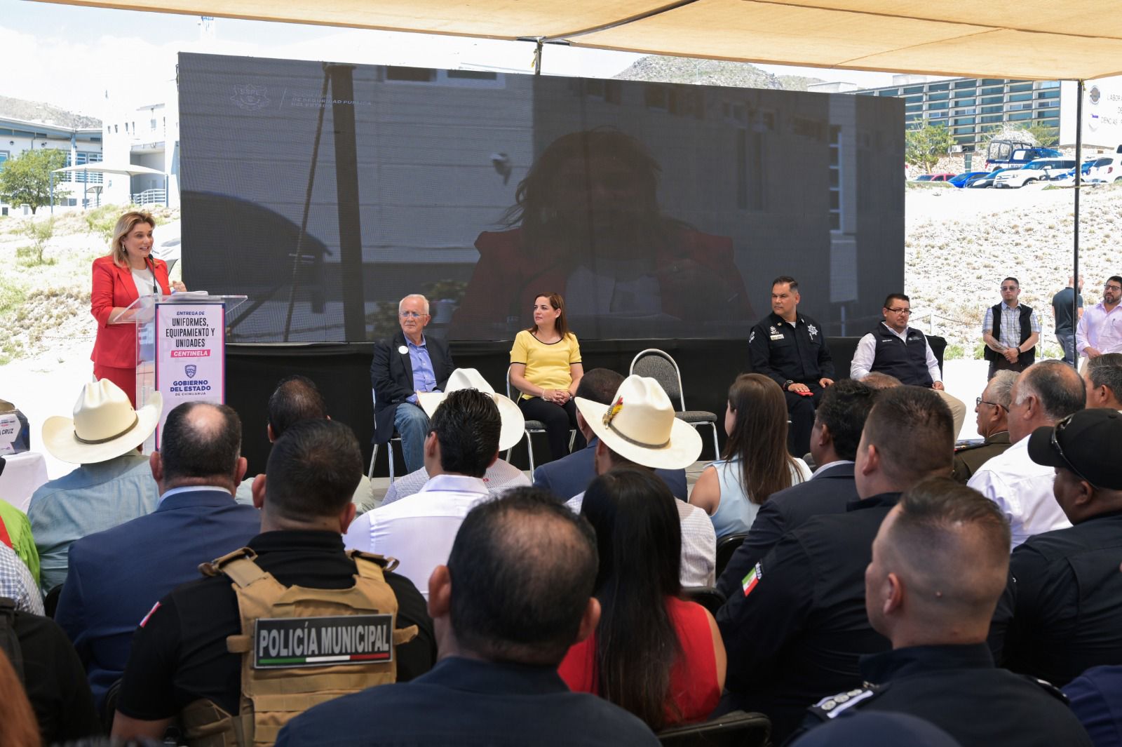 Entrega Maru Campos uniformes, equipamiento y unidades policiacas a 49 municipios