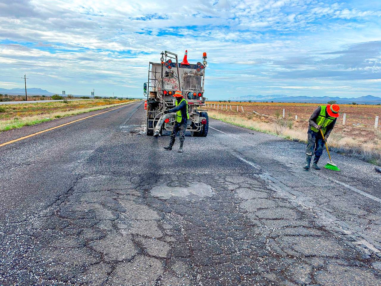 Repara Estado más de 1,500 baches en la Vía Corta a Parral