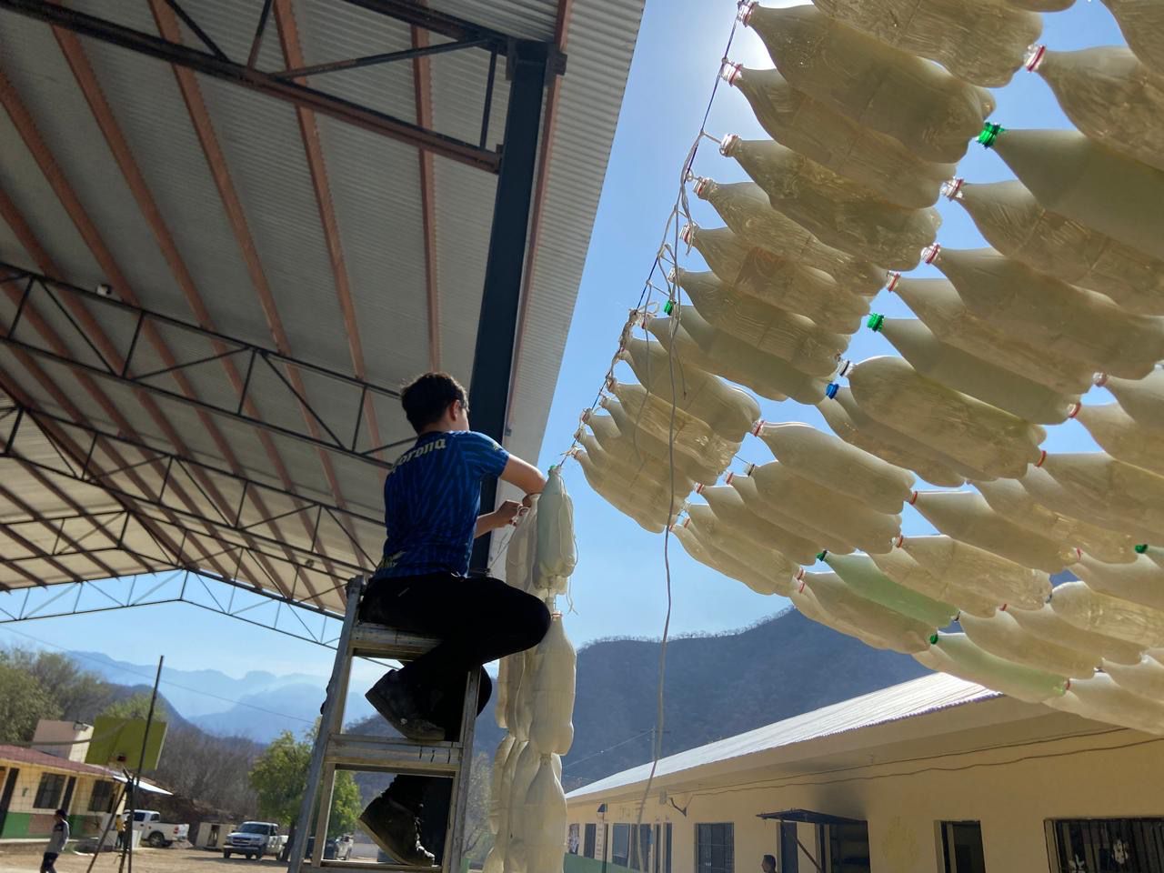 Elaboran estudiantes de Urique techumbres con botellas de plástico