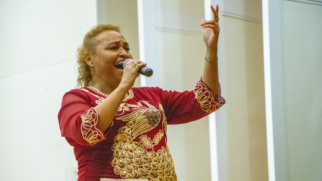 Demuestran abuelitos su talento en concurso de canto organizado por Municipio.