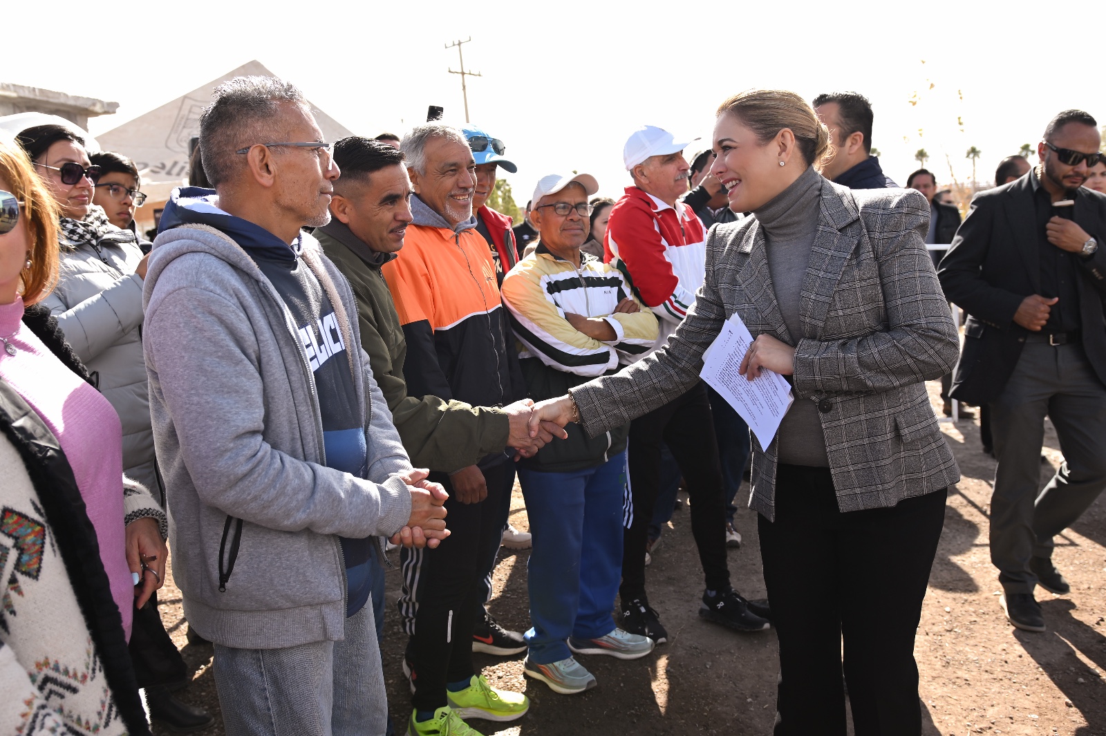 Maru Campos arranca la construcción de pista de atletismo en Delicias.