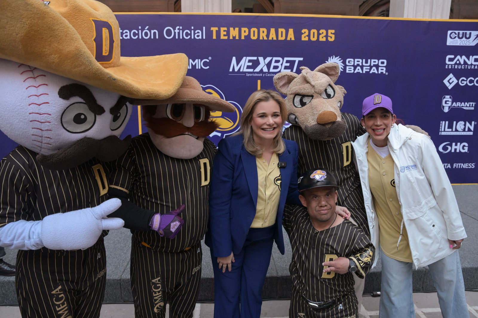 Maru Campos acompaña a Dorados de Chihuahua en la presentación de la temporada 2025 de la LMB.