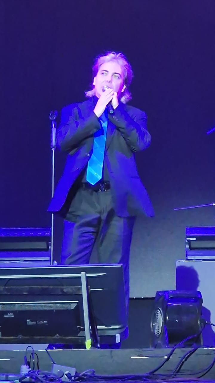 Cristian Castro hace vibrar a más de 55 mil almas en el Teatro del Pueblo en la Feria de Santa Rita