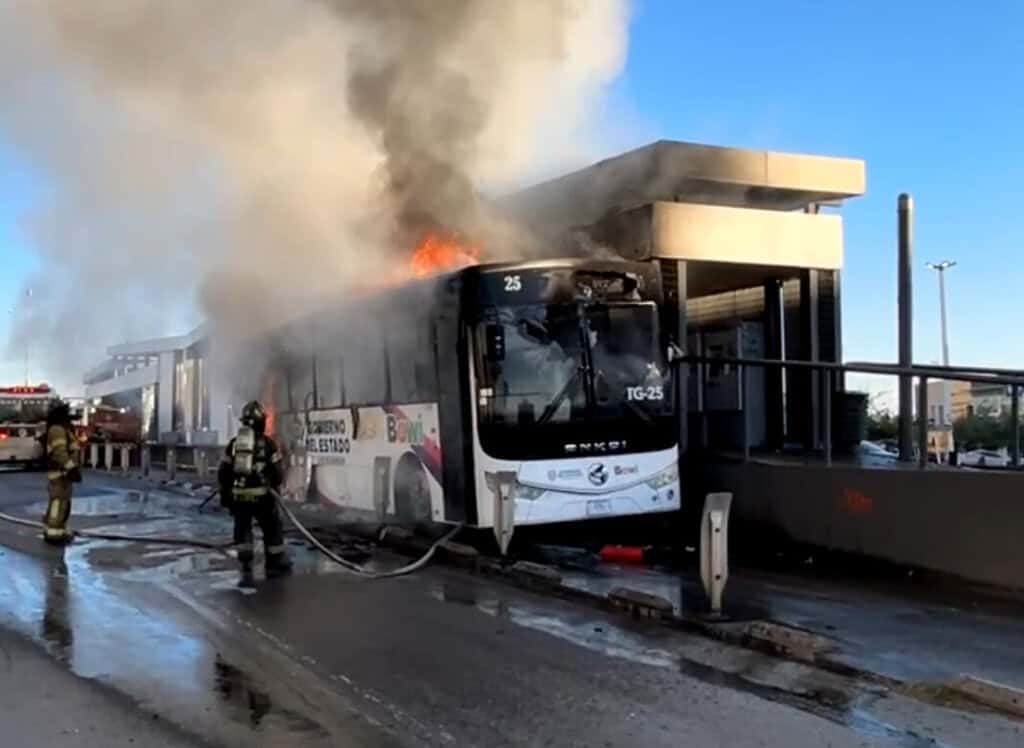Unidad BOWI se incendia en plena ruta.