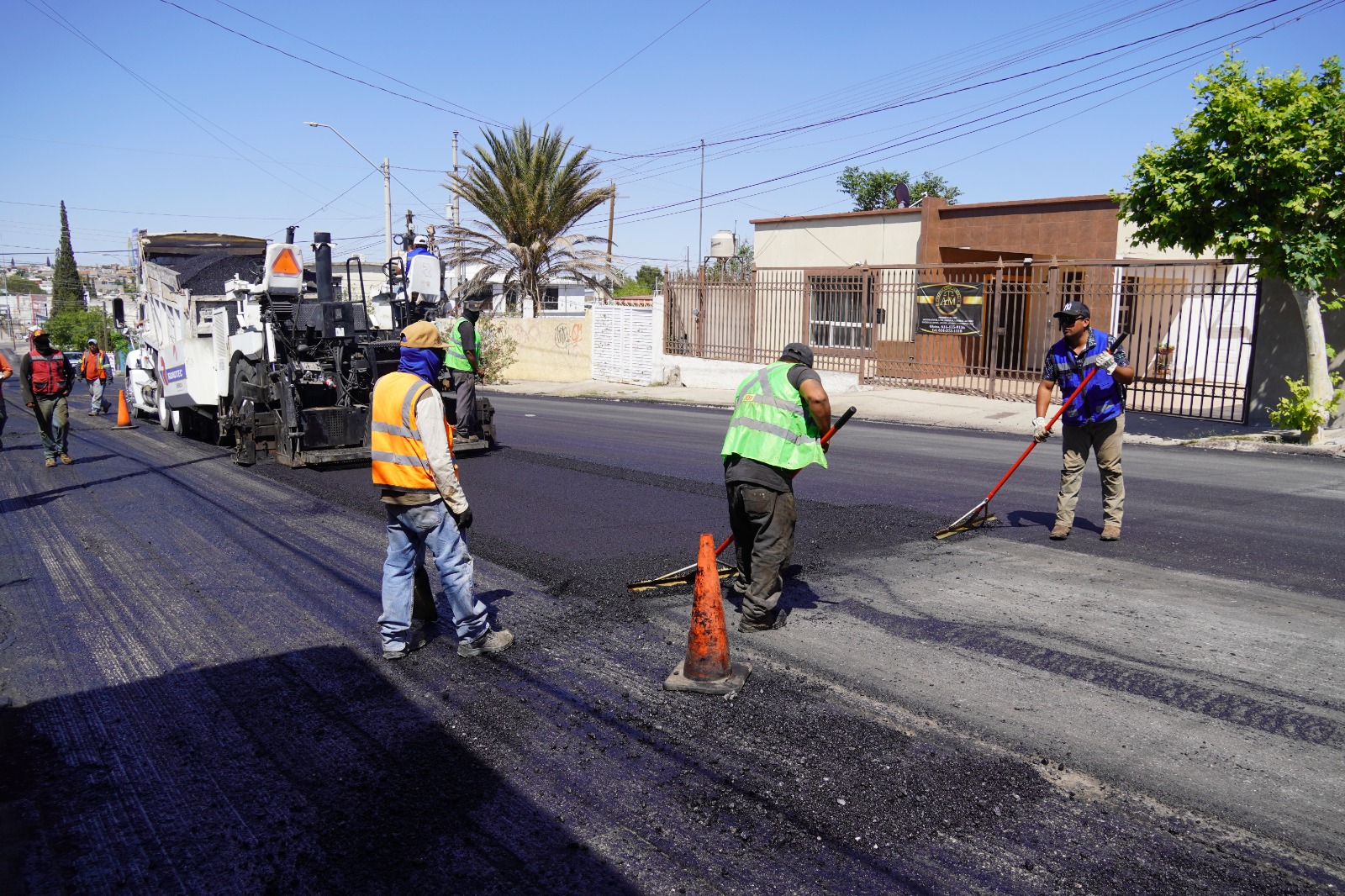 Últimos detalles del recarpeteo en calle Mariano Samaniego: Municipio.