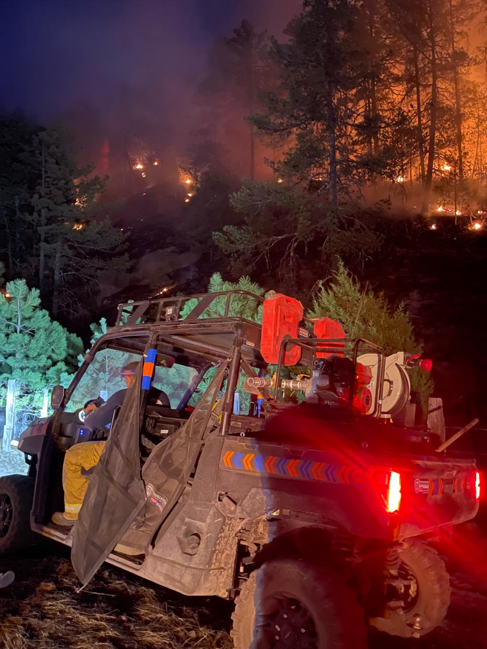Colabora Protección Civil en labores para mitigar incendios forestales activos en el municipio de Madera.