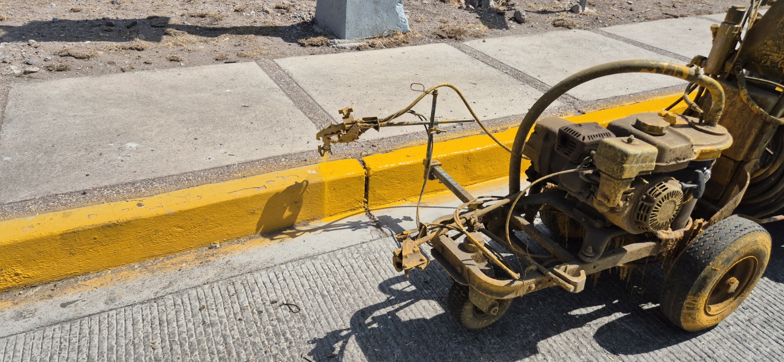 Conduce con precaución, Municipio pintará guarniciones de la avenida Tecnológico.