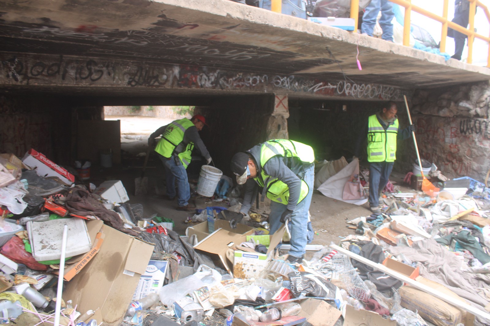 Retira Gobierno Municipal más de 3 toneladas de basura de bajo puente invadido en colonia Granjas