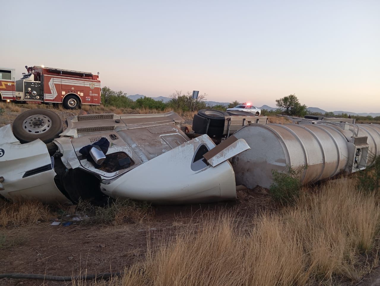 Atiende Protección Civil Municipal volcadura de pipa de combustible en carretera a Juárez.