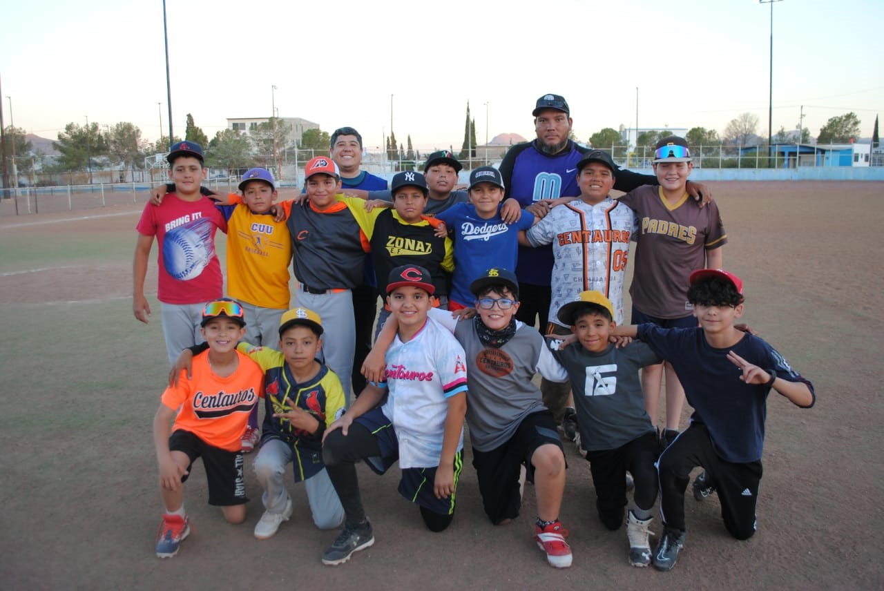 Regidor Adán Galicia entrena con jóvenes de la Escuela de Béisbol Centauros: refrenda compromiso con el deporte en Chihuahua