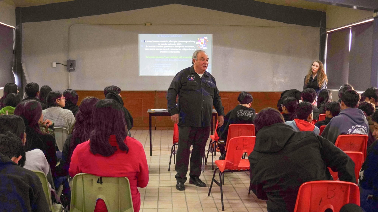 Fomentan acciones de prevención de violencia digital con estudiantes de secundarias