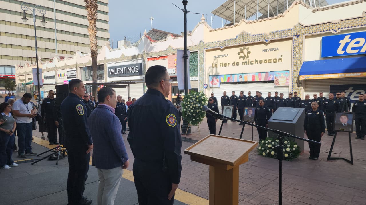 Honra Gobierno Municipal memoria de bomberos caídos en cumplimiento de su deber.