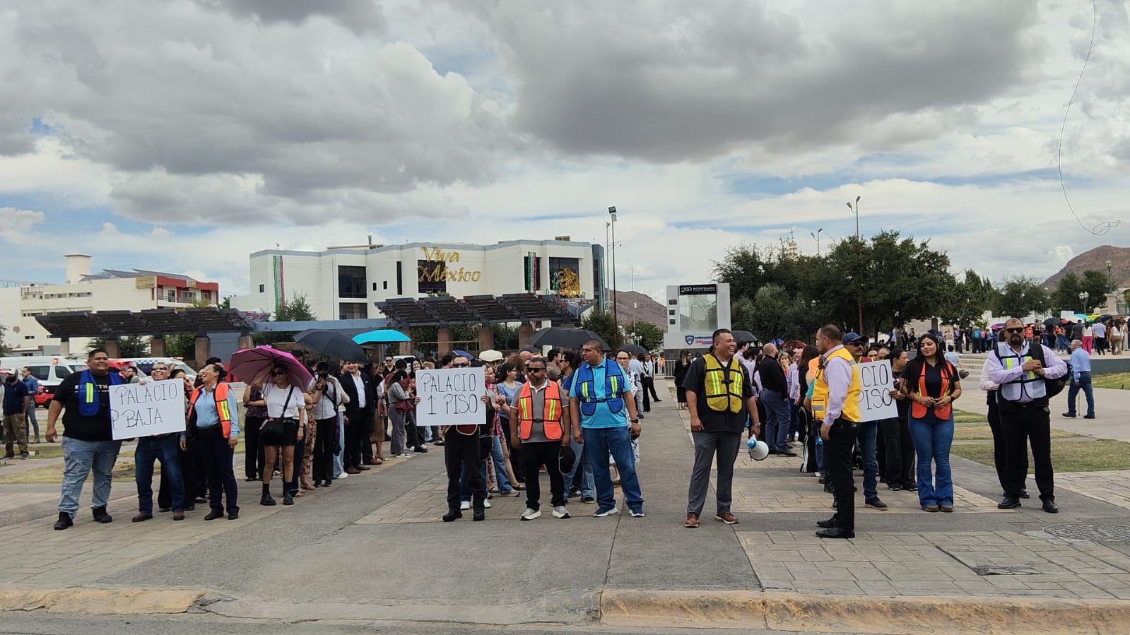 Evacúan de edificios públicos a más de 2 mil 600 personas durante el Macrosimulacro Estatal 2026.